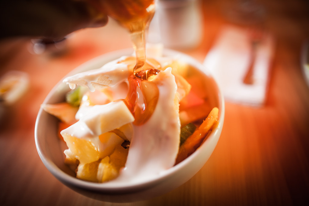 La miel en la ensalada de frutas es una delicia (Photo: Alonzo Riley)
