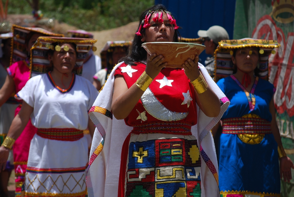 Wearing Catutas to Make an Offering in Oropesa (Photo: Wayra)