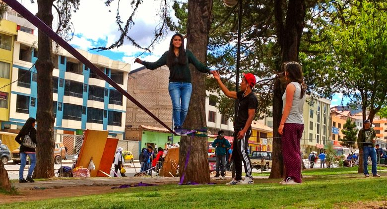 Slacklining on the Avenida de la Cultura (Photo: Walter Coraza)