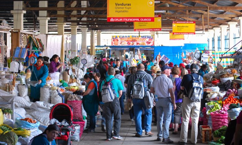 Tourists and Others in the San Pedro Food Market of Cuzco (Photo: Walter Coraza Morveli)