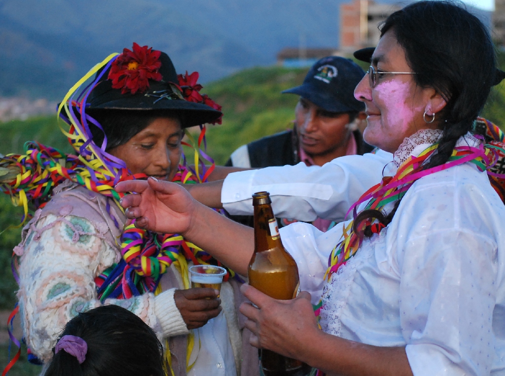Sharing a Glass of Beer During the Carnival feast in Cuzco (Photo: Walter Coraza Moreli)
