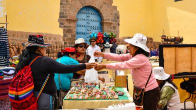 San Blas Artisan Fair, Tourist Buying Gifts (Walter Coraza Morveli)