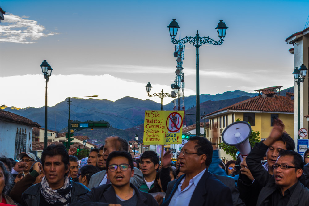 Multitude against Fujimori on the Avenue Sun (Hebert Huamani)