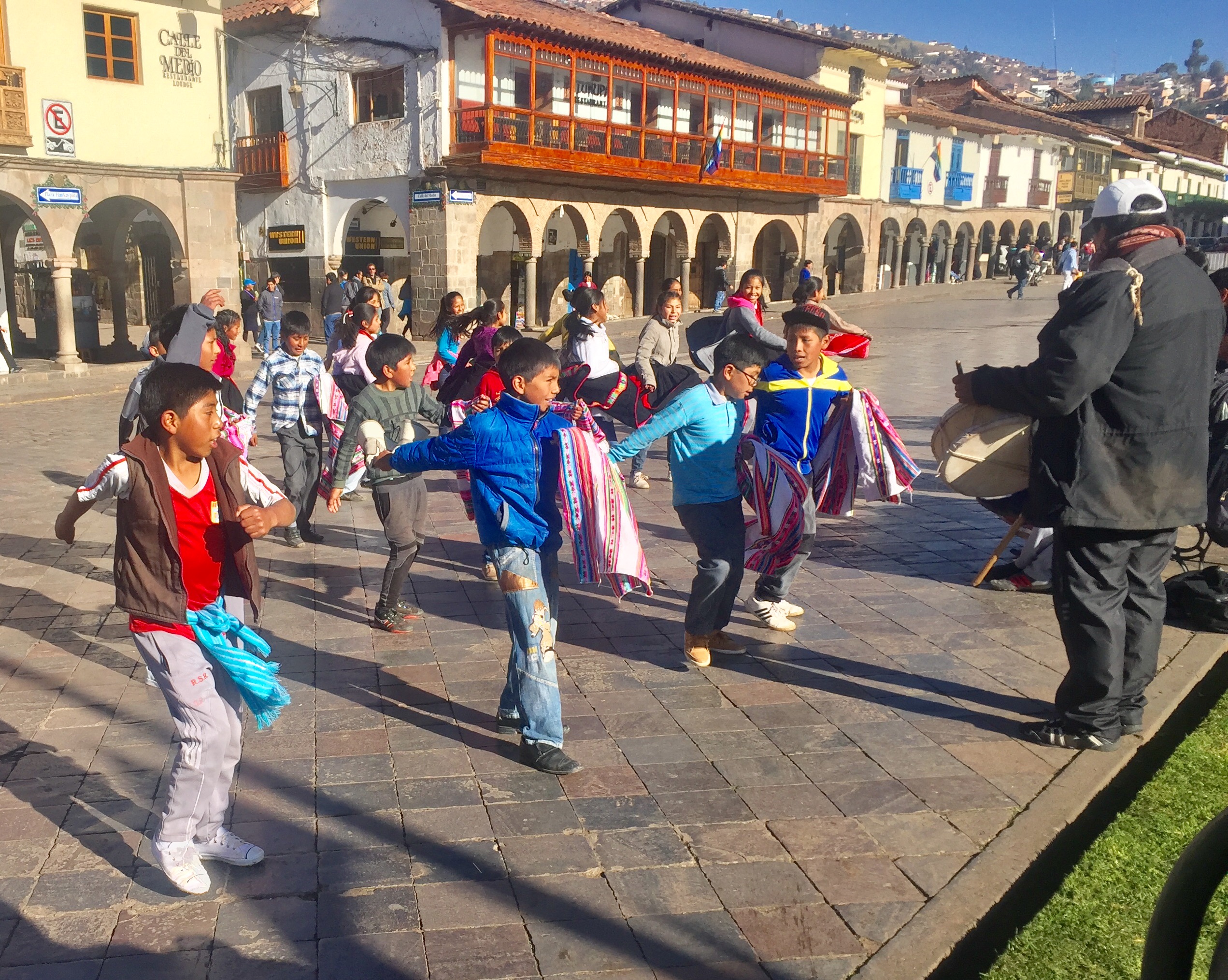 Niños bailando en la Plaza de Armas (David Knowlton)