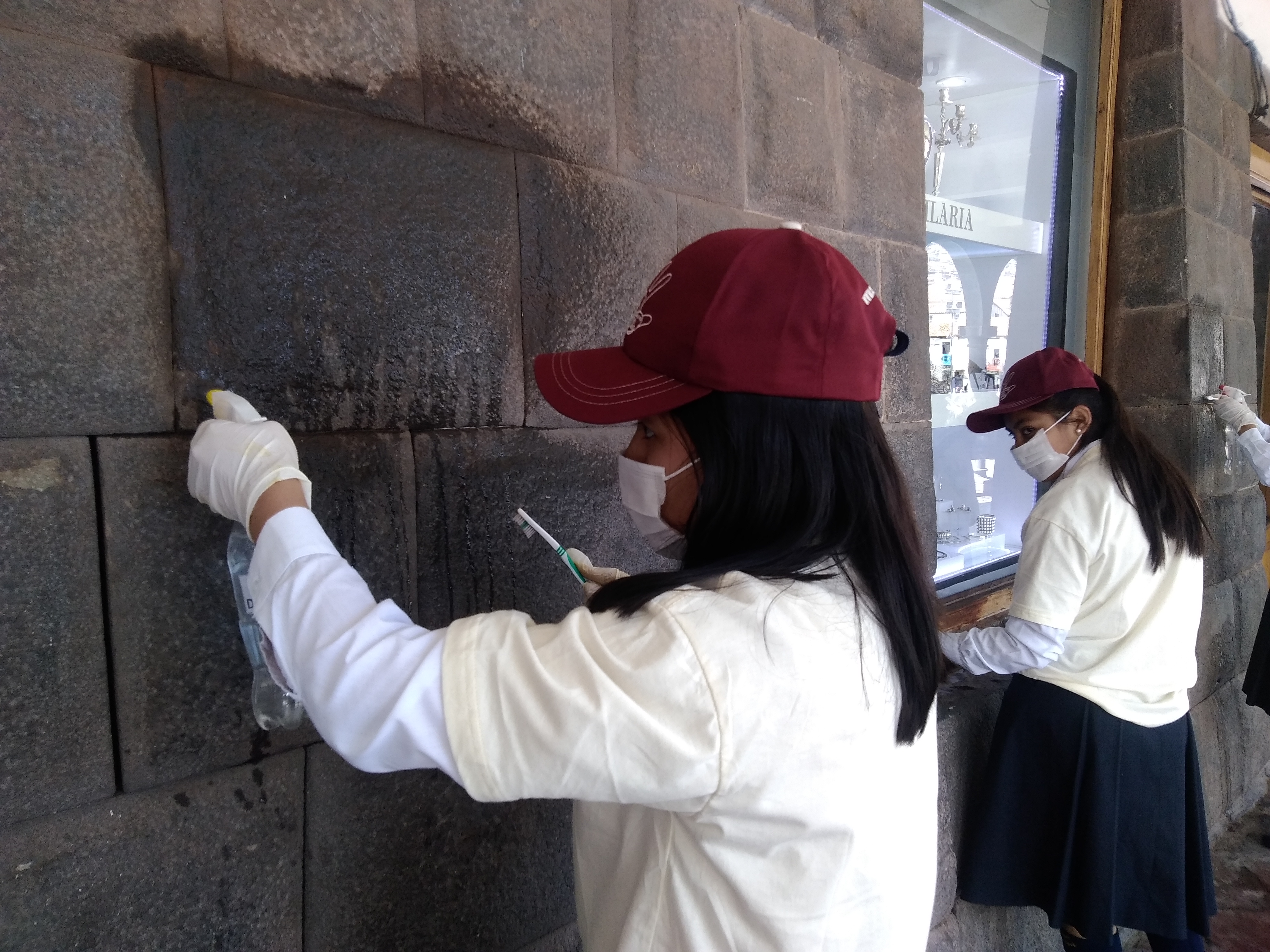 Students cleaning the stones at Portal Carrizos (Foto: Walter Coraza Morveli)