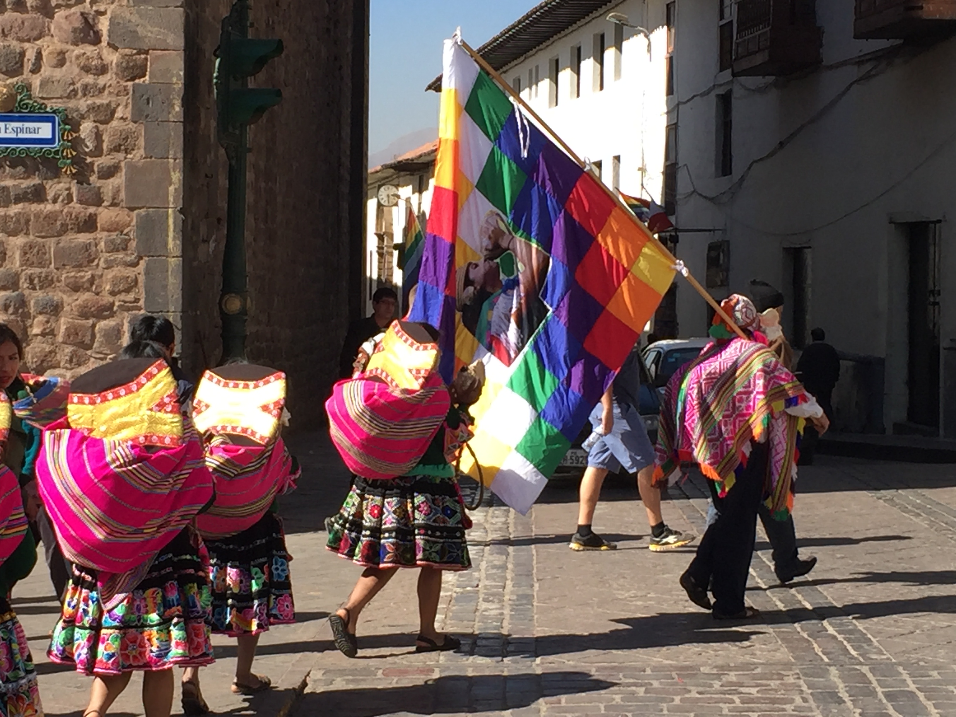 Wiphala y Pututeros en Cusco (David Knowlton)