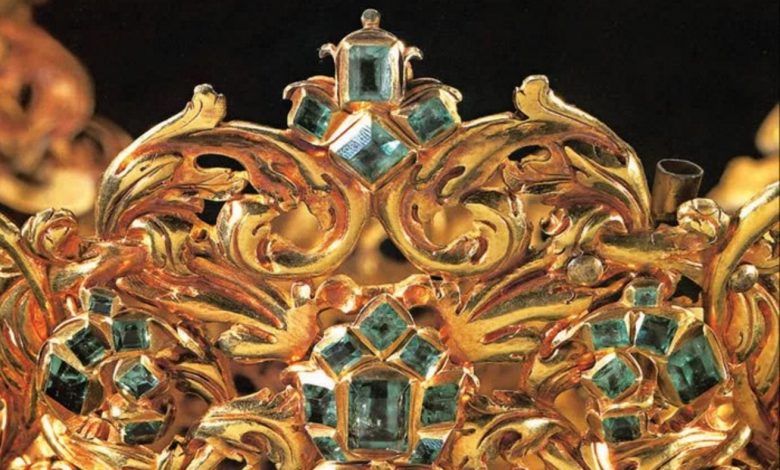 Detalle de esmeraldas y oro en la corona de los andes