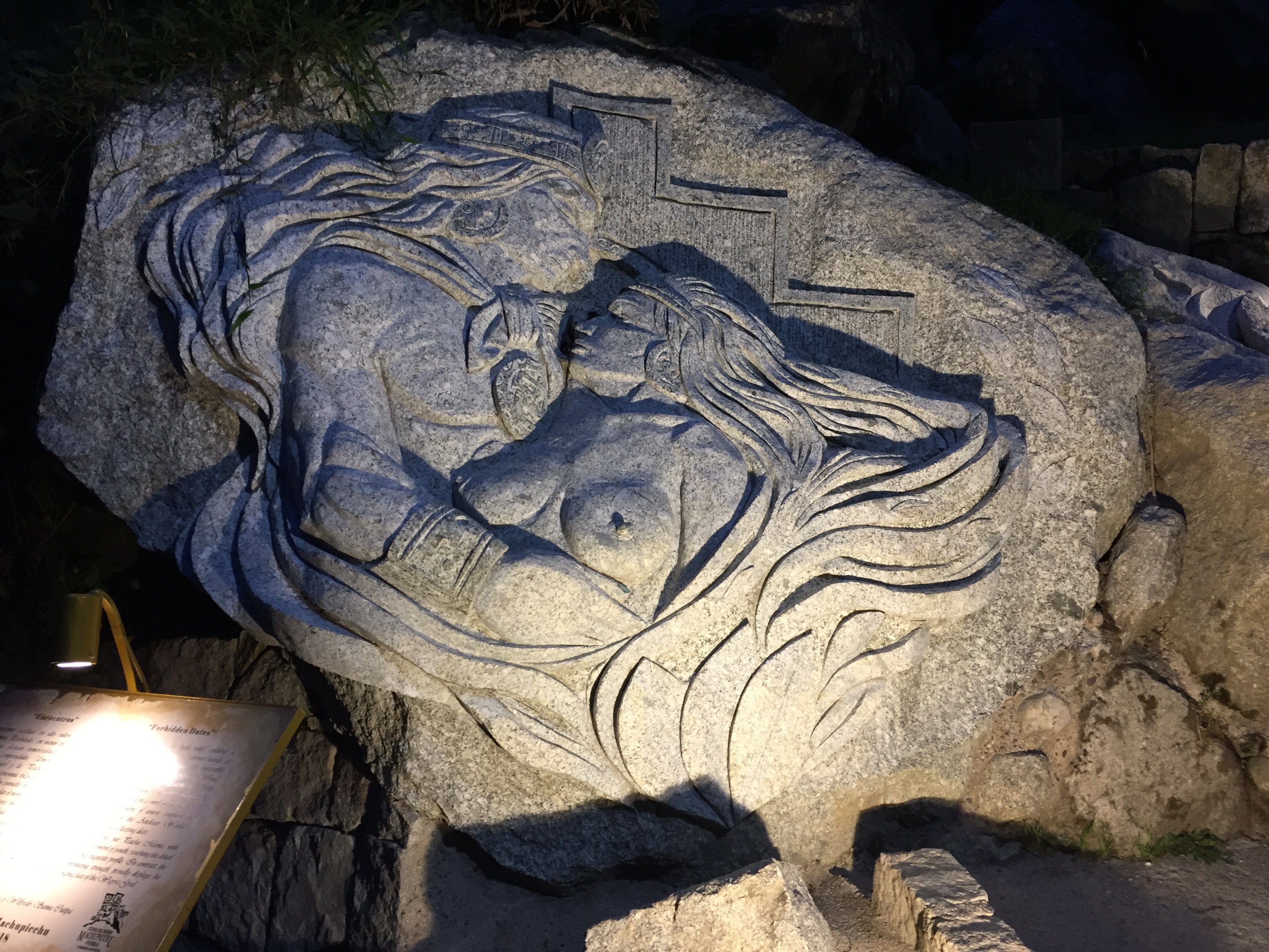 El Dios del viento,  Una escultura bellísima de un Inca abrazando a una mujer  (Janet Ramirez Kcana)