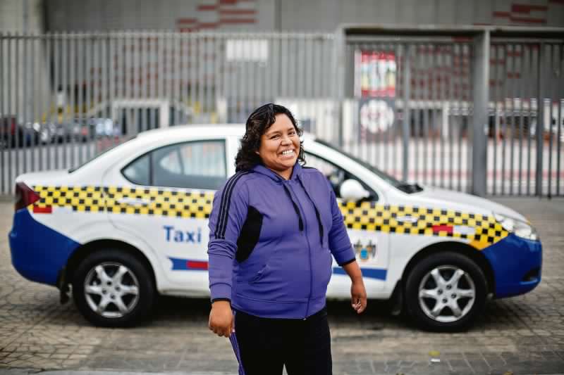 Woman Driving a Taxi in Lima (foto : El Comercio)