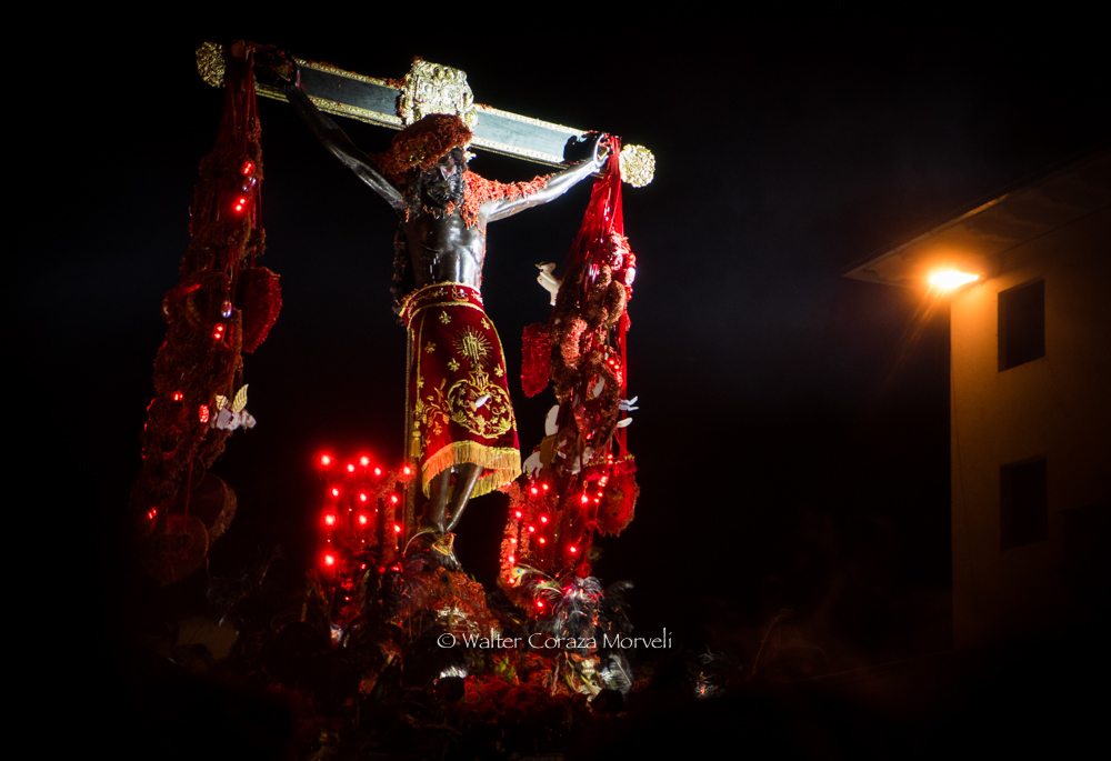 The Lord of Temblor Blessing the people in the Plazoleta Espinar (Photo: WCM)