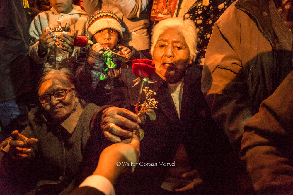 Giving blessed roses for old people and children (Photo: WCM)