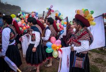 Waylacas, jóvenes vestidos de mujeres celebran el día del linderaje andino (walter coraza)