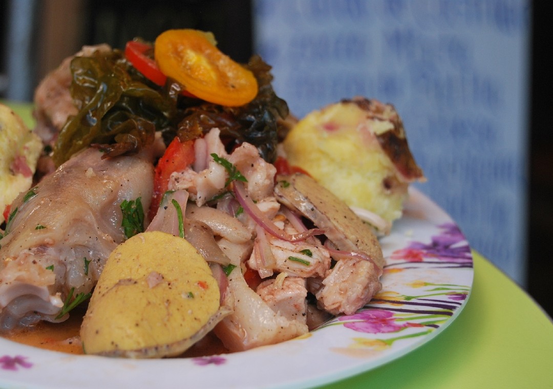 𝐔𝐧𝐚 𝐝𝐞𝐥𝐢𝐜𝐢𝐚 𝐝𝐞𝐥 𝐂𝐮𝐬𝐜𝐨, 𝐬𝐚𝐫𝐳𝐚 𝐝𝐞 𝐩𝐚𝐭𝐚𝐬 𝐝𝐞 𝐜𝐞𝐫𝐝𝐨 Es sencillo preparar este plato. Cuando uno lo observa servido en la mesa, servido en forma de montaña con esos alimentos ricos se sorprende y muchos piensan y opinan que el…