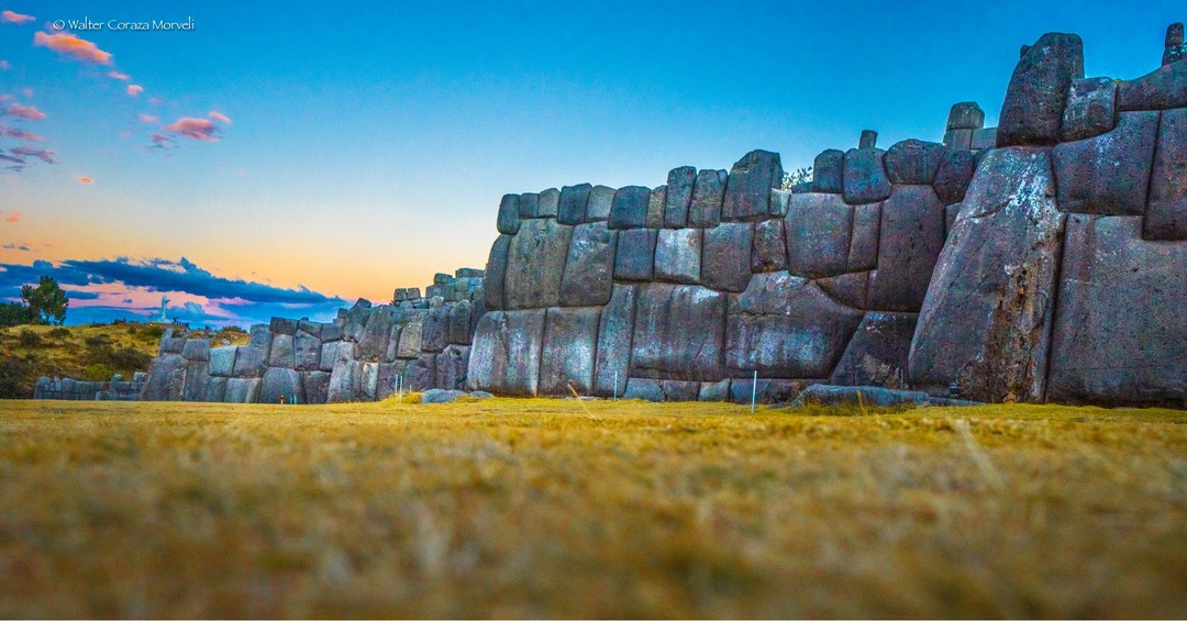 𝗦𝗮𝗰𝘀𝗮𝘆𝗵𝘂𝗮𝗺𝗮𝗻 𝘆 𝘀𝘂 𝗖𝗼𝗻𝗲𝘅𝗶𝗼́𝗻 𝗰𝗼𝗻 𝘀𝘂𝘀 𝗗𝗲𝗶𝗱𝗮𝗱𝗲𝘀 En lo alto de la montaña se encuentra la gran fortaleza de #Saqsayhuamán, desde ahí el halcón sagrado controla la ciudad de puma y contempla el paisaje de toda la ciudad. Este templo…