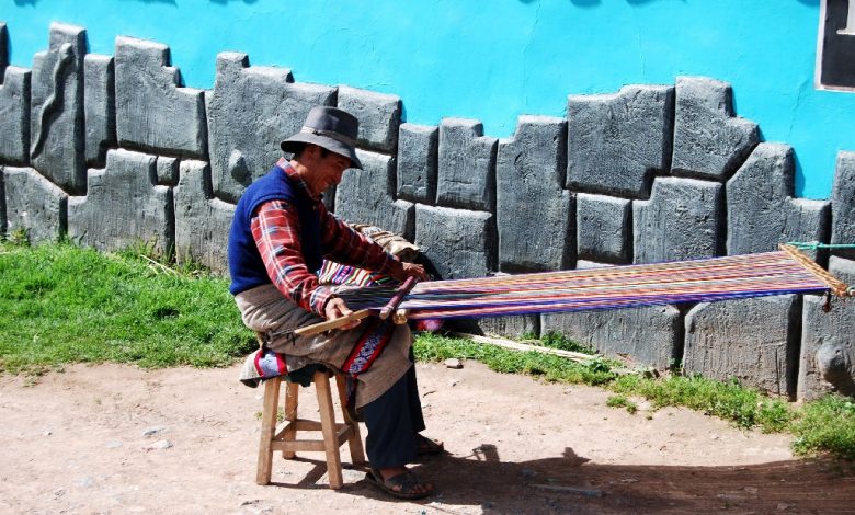 Weaving the Lliqlla