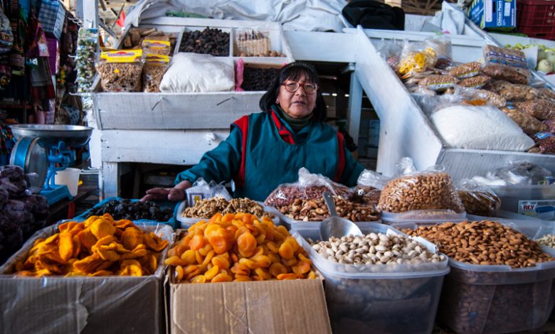 Selling Fruit in San Pedro Market (Photo Wayra)