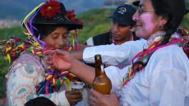 Sharing a Glass of Beer During the Carnival feast in Cuzco (Photo: Walter Coraza Moreli)