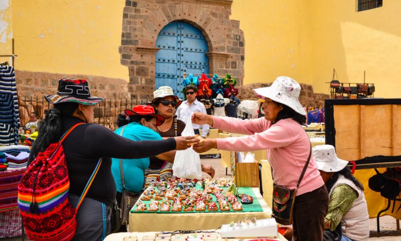 San Blas Artisan Fair, Tourist Buying Gifts (Walter Coraza Morveli)