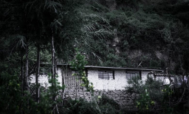 An Old home with Windows near the River (Hebert Edgardo Huamani Jara)