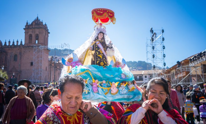 Escenificación de la virgen del carmen en el Plaza de Armas de Cusco (Walter Coraza Morveli)