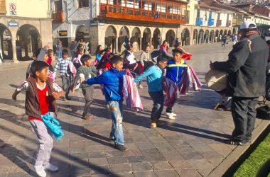 Niños bailando en la Plaza de Armas (David Knowlton)