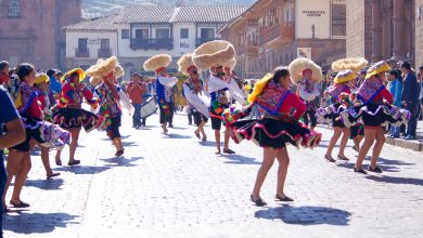 Bailando una danza típica en la Plaza de Armas del Cusco (Walter Coraza Morveli)