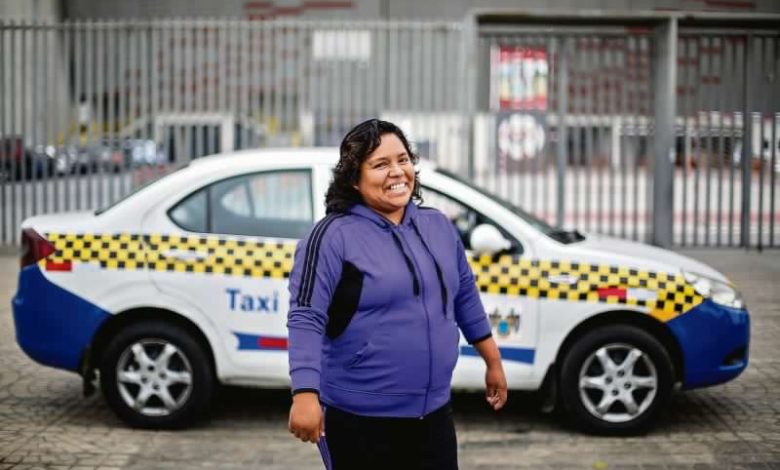 Woman Driving a Taxi in Lima (foto : El Comercio)