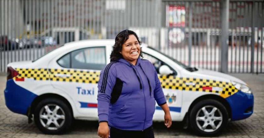 Woman Driving a Taxi in Lima (foto : El Comercio)
