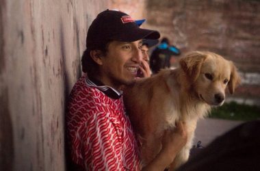 Fernando junto a Tintin , recordando a su mejor amigo "apu" (Foto Walter Coraza)