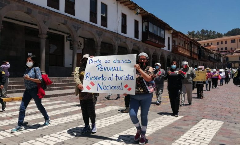 manifestantes toman la plaza de armas para protestar en contra del abuso de Peru Rail (foto: Fidelus Coraza)